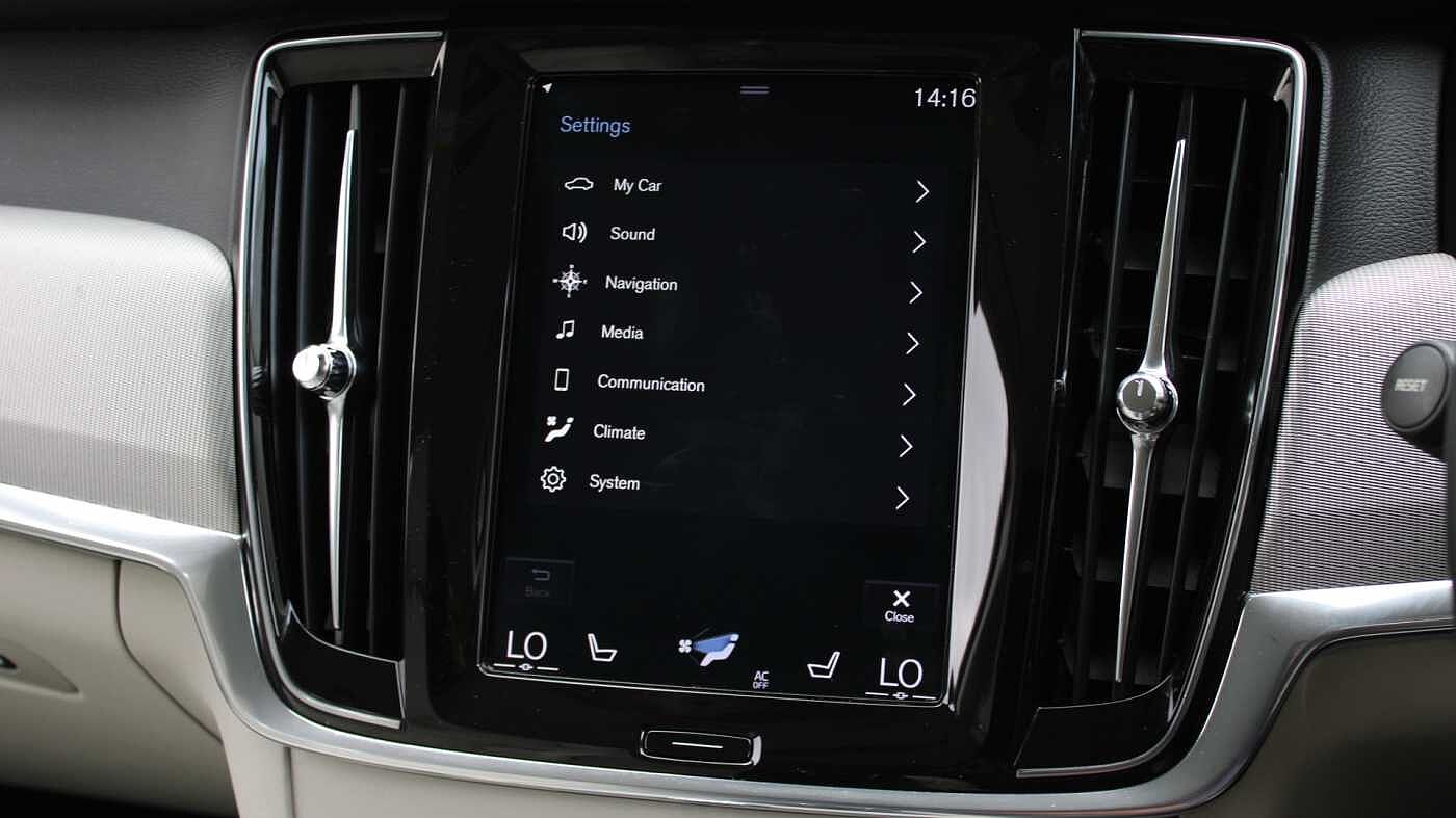 Volvo V90 Cross Country D4 AWD Pro Auto (Blond Leather, Air Suspension, Apple CarPlay, BLIS)