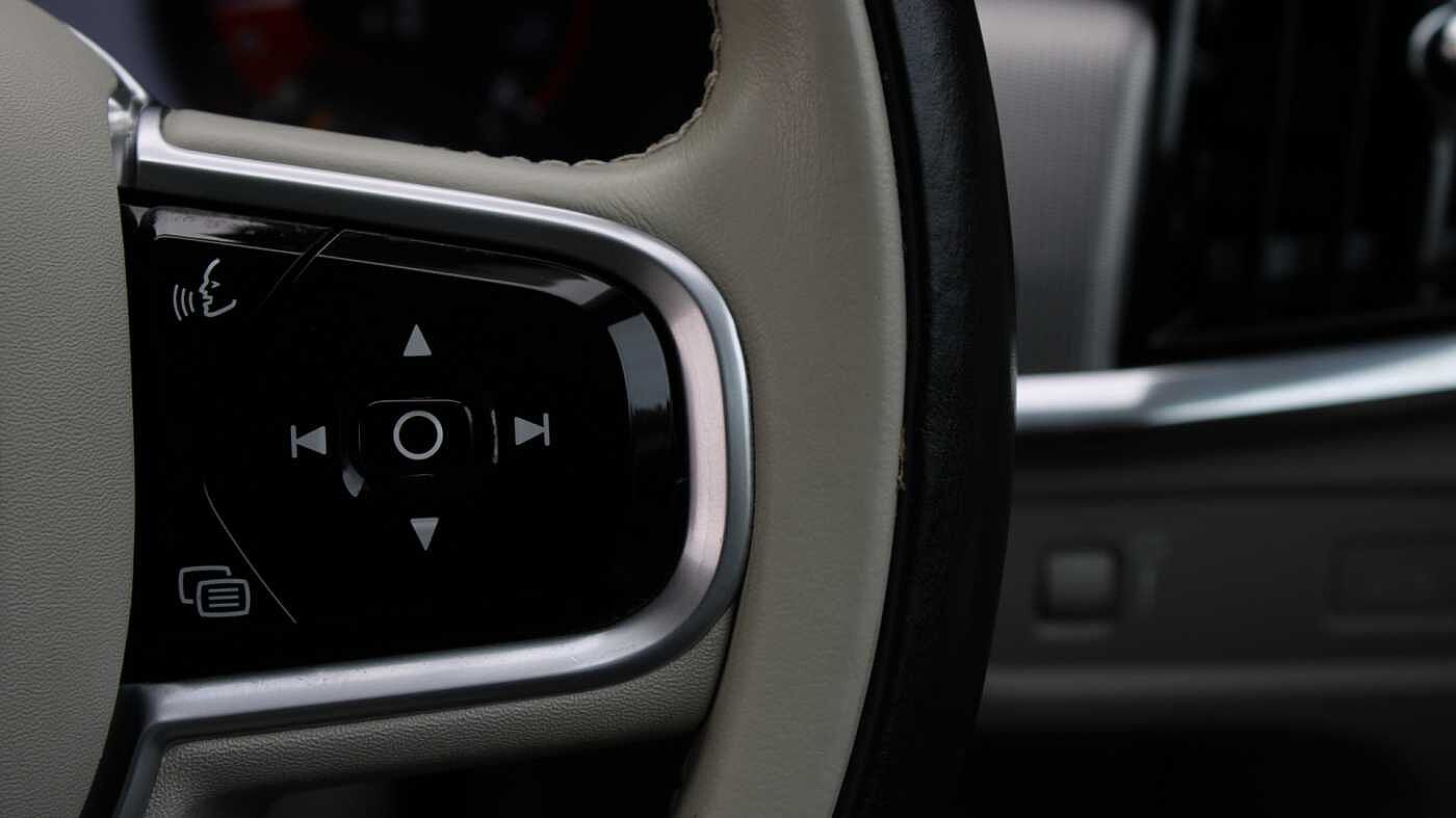 Volvo V90 Cross Country D4 AWD Pro Auto (Blond Leather, Air Suspension, Apple CarPlay, BLIS)