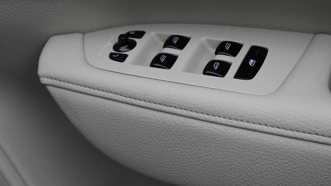 Volvo V90 Cross Country D4 AWD Pro Auto (Blond Leather, Air Suspension, Apple CarPlay, BLIS)