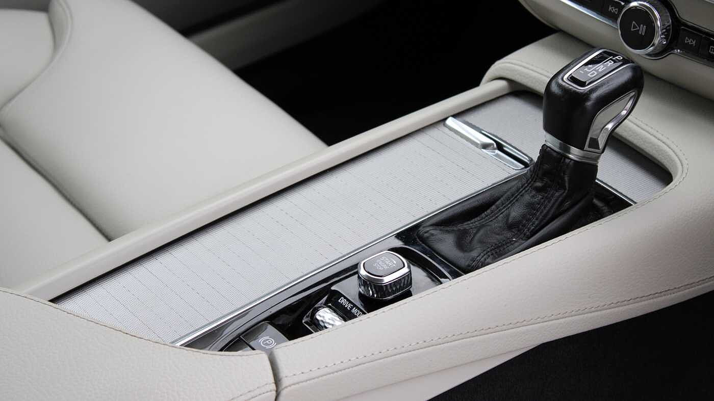 Volvo V90 Cross Country D4 AWD Pro Auto (Blond Leather, Air Suspension, Apple CarPlay, BLIS)