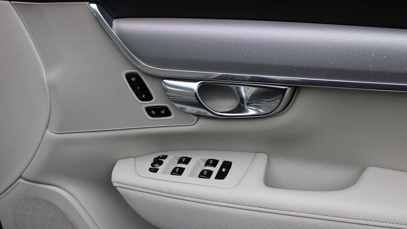 Volvo V90 Cross Country D4 AWD Pro Auto (Blond Leather, Air Suspension, Apple CarPlay, BLIS)