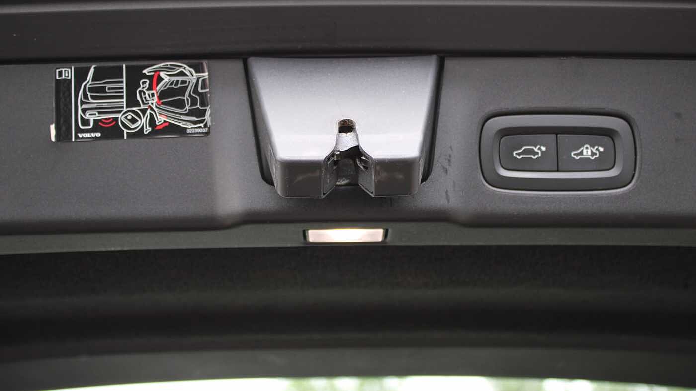 Volvo V90 Cross Country D4 AWD Pro Auto (Blond Leather, Air Suspension, Apple CarPlay, BLIS)