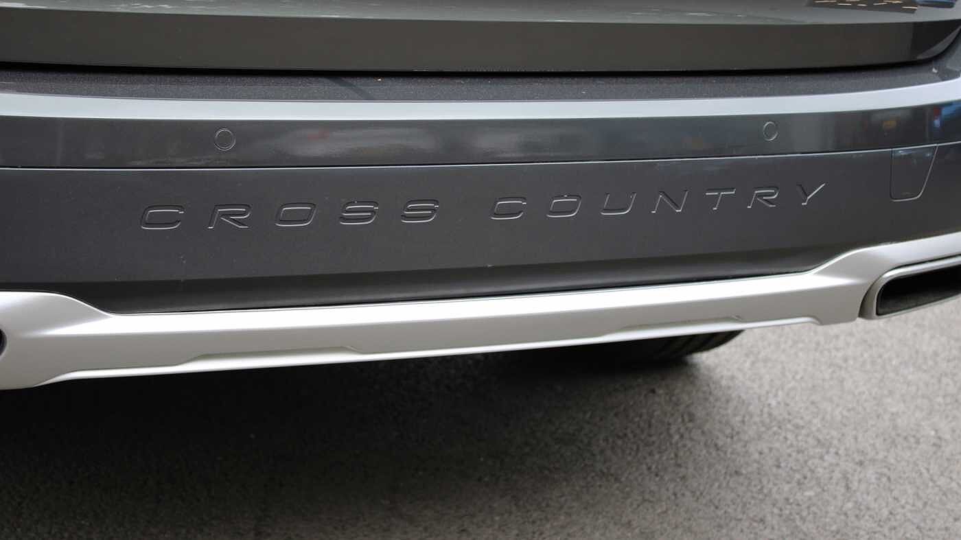 Volvo V90 Cross Country D4 AWD Pro Auto (Blond Leather, Air Suspension, Apple CarPlay, BLIS)