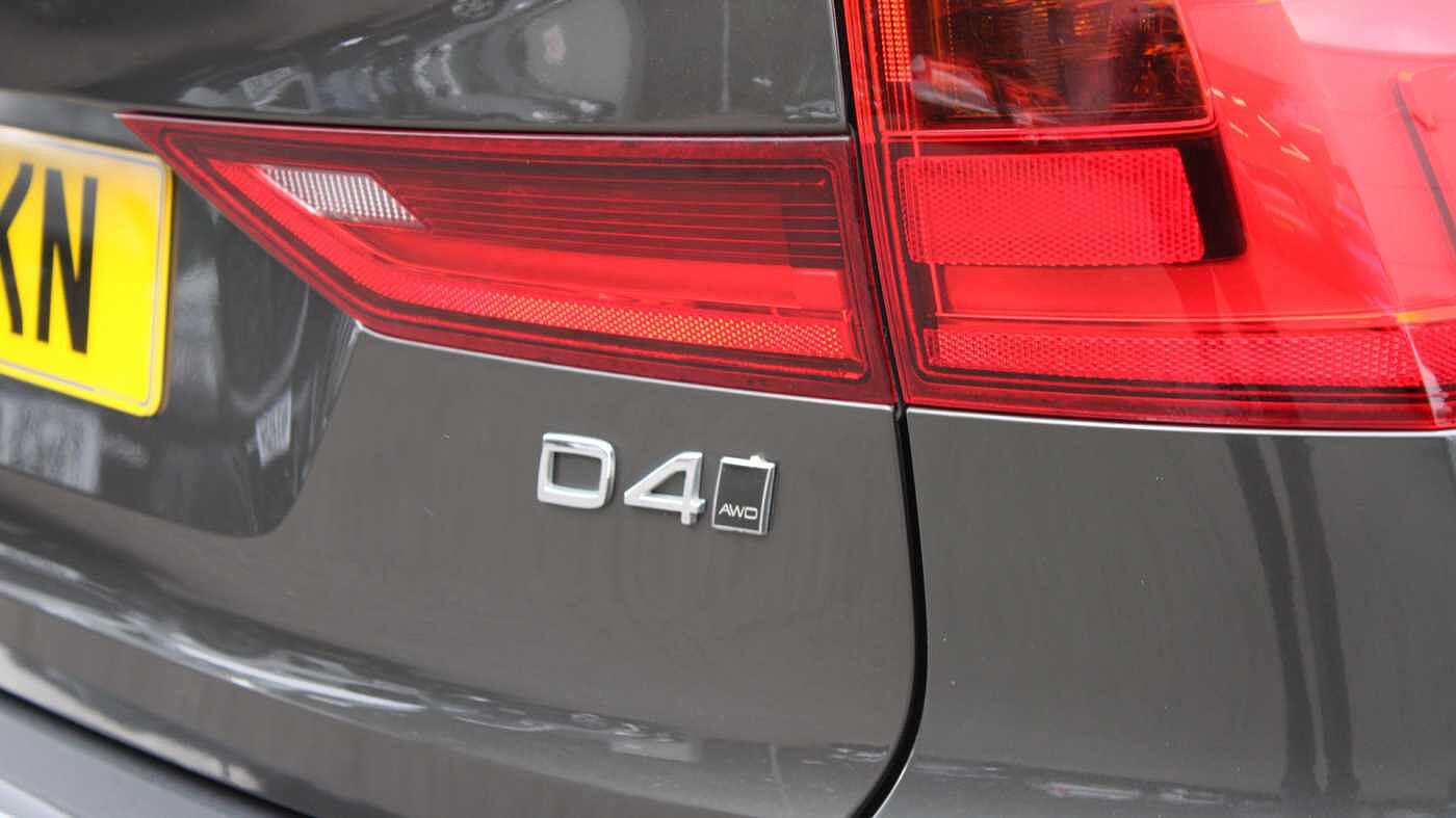 Volvo V90 Cross Country D4 AWD Pro Auto (Blond Leather, Air Suspension, Apple CarPlay, BLIS)