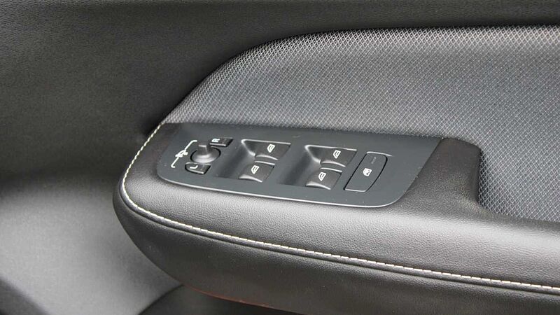 Volvo S60 T8 AWD PHEV R-Design Plus (Xenium & Winter Packs & Harman/Kardon Audio)