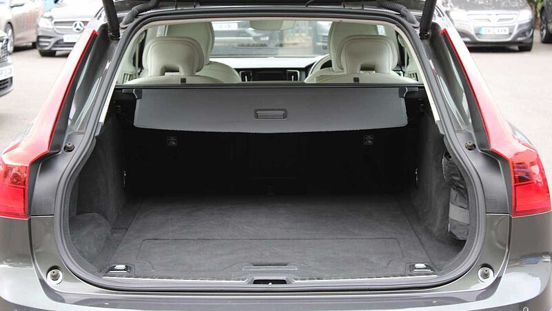 Volvo V90 Cross Country D4 AWD Pro Auto (Blond Leather, Air Suspension, Apple CarPlay, BLIS)
