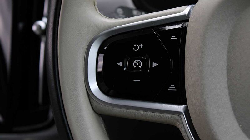 Volvo V90 Cross Country D4 AWD Pro Auto (Blond Leather, Air Suspension, Apple CarPlay, BLIS)
