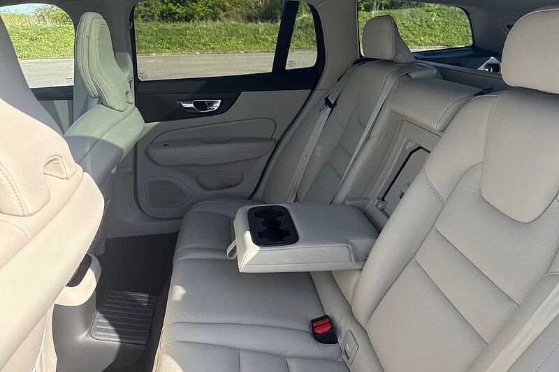 Volvo V60 Ultra, T8 AWD Plug-in hybrid, Electric/Petrol, Dark