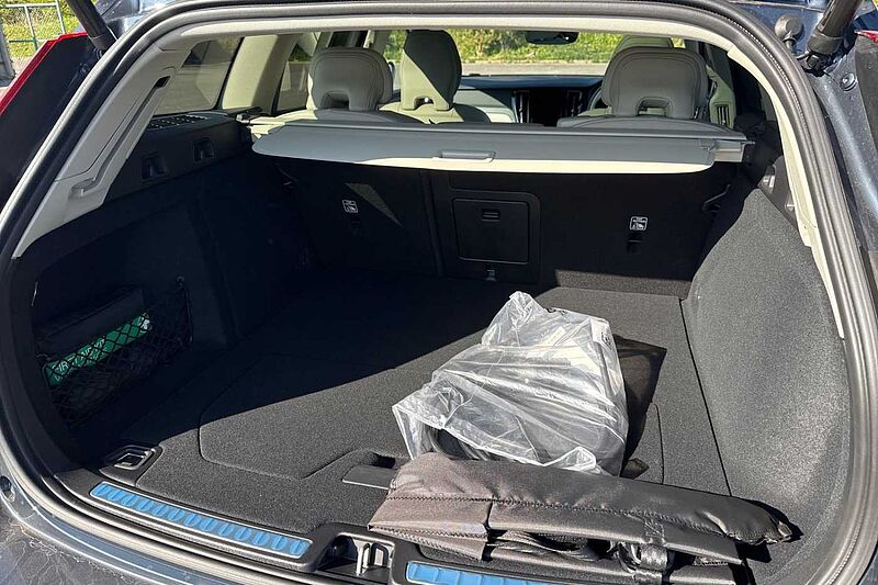 Volvo V60 Ultra, T8 AWD Plug-in hybrid, Electric/Petrol, Dark
