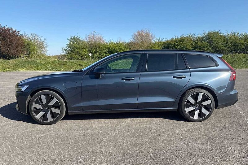 Volvo V60 Ultra, T8 AWD Plug-in hybrid, Electric/Petrol, Dark