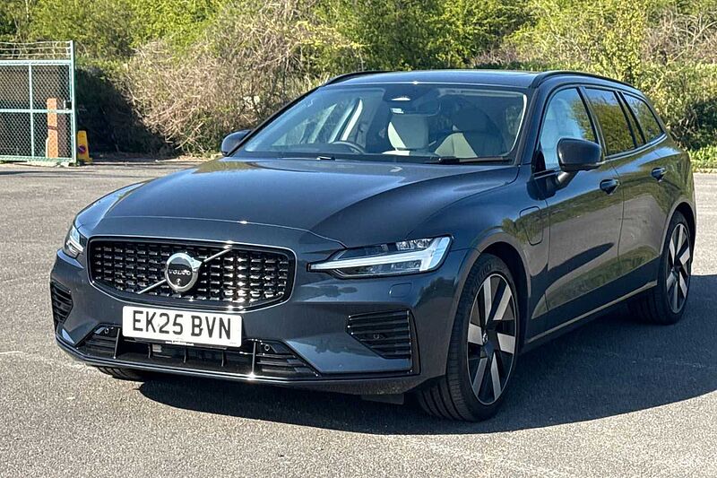 Volvo V60 Ultra, T8 AWD Plug-in hybrid, Electric/Petrol, Dark
