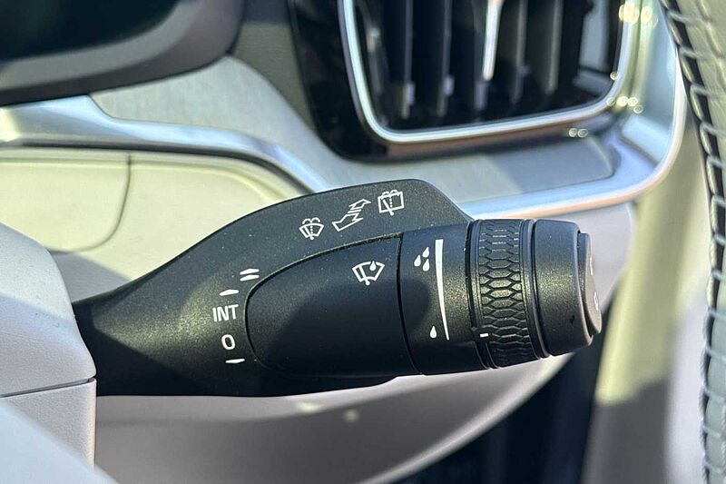 Volvo V60 Ultra, T8 AWD Plug-in hybrid, Electric/Petrol, Dark