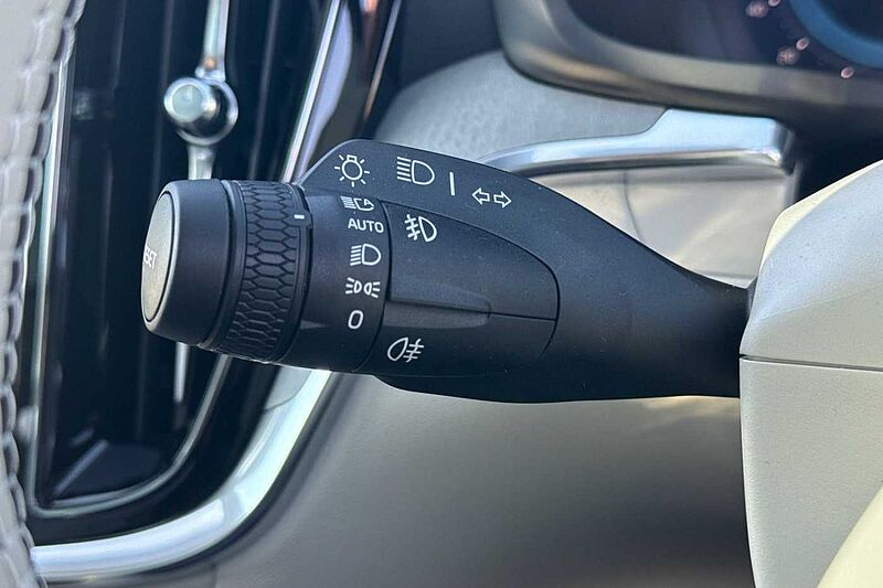 Volvo V60 Ultra, T8 AWD Plug-in hybrid, Electric/Petrol, Dark