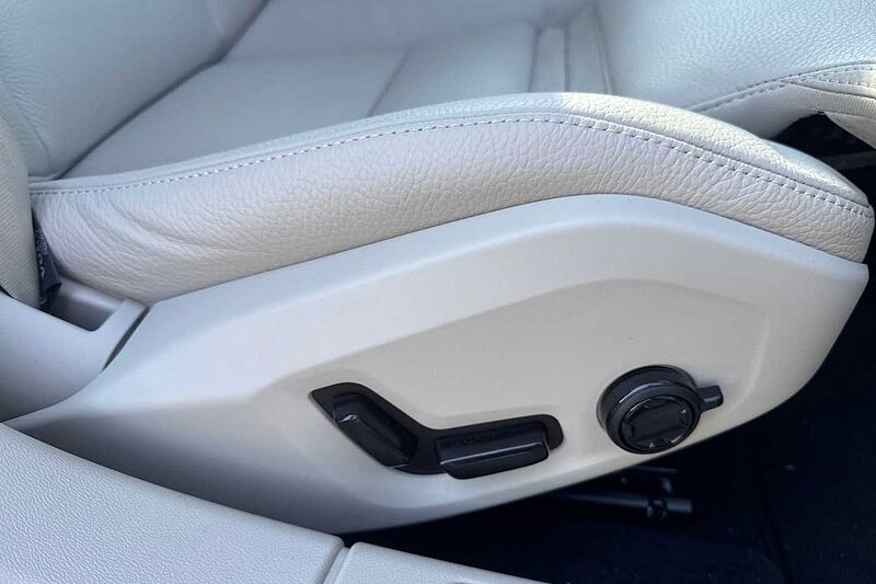 Volvo V60 Ultra, T8 AWD Plug-in hybrid, Electric/Petrol, Dark