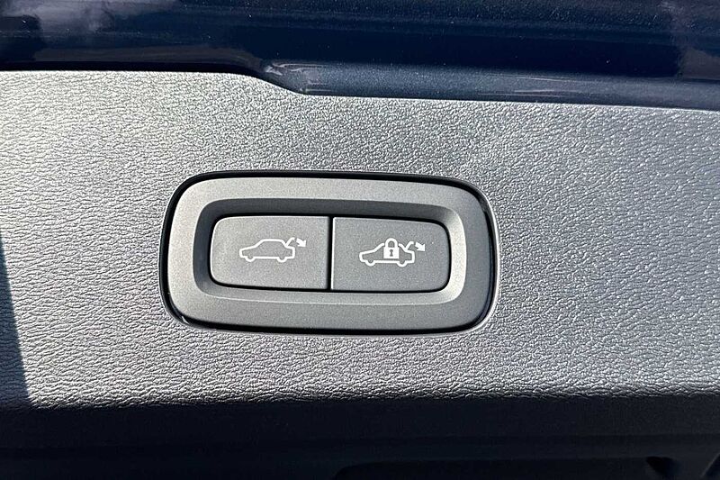 Volvo V60 Ultra, T8 AWD Plug-in hybrid, Electric/Petrol, Dark