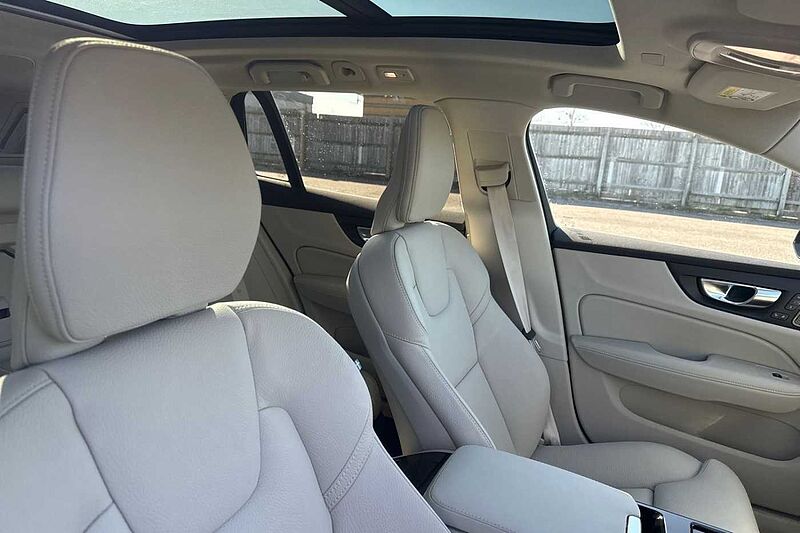 Volvo V60 Ultra, T8 AWD Plug-in hybrid, Electric/Petrol, Dark
