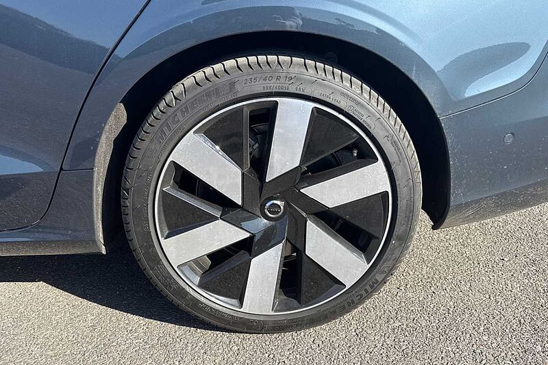 Volvo V60 Ultra, T8 AWD Plug-in hybrid, Electric/Petrol, Dark