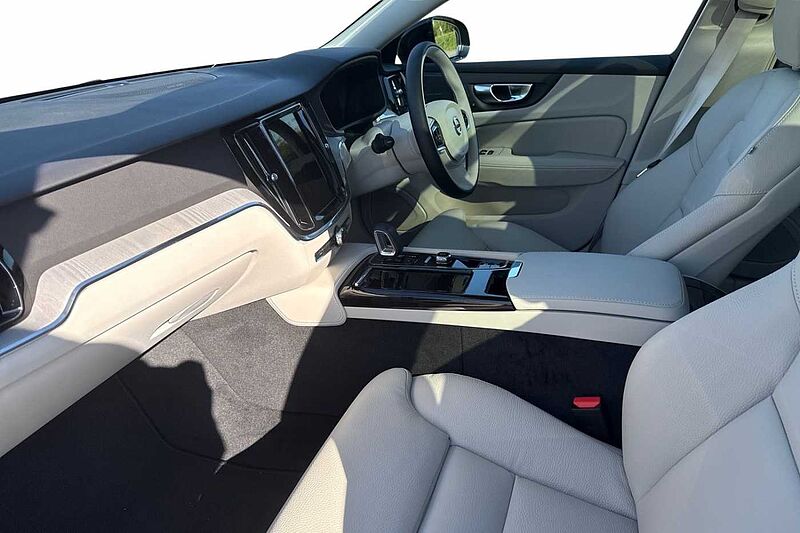 Volvo V60 Ultra, T8 AWD Plug-in hybrid, Electric/Petrol, Dark