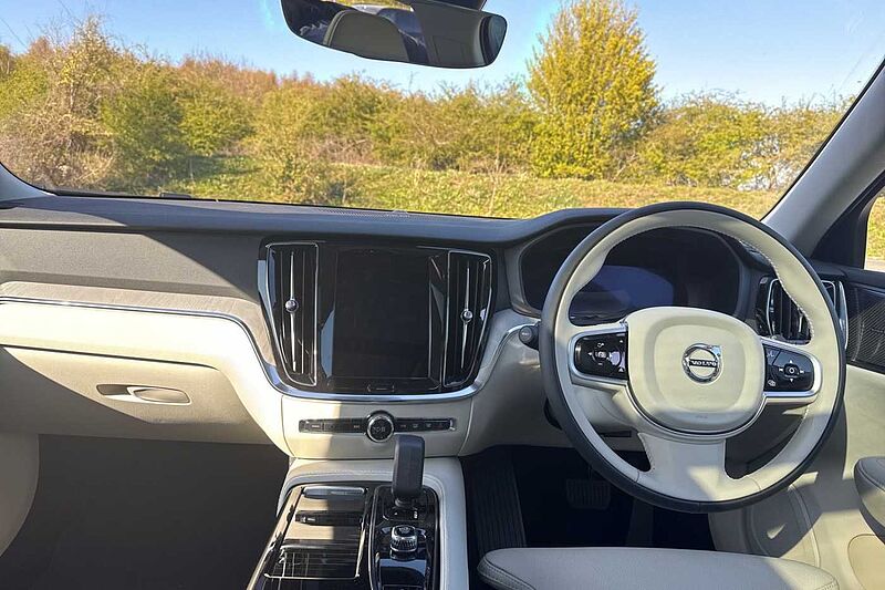 Volvo V60 Ultra, T8 AWD Plug-in hybrid, Electric/Petrol, Dark
