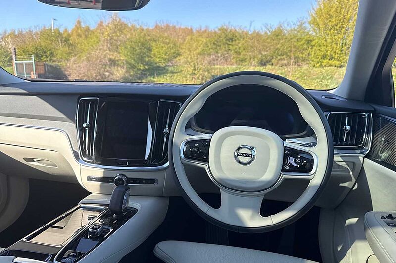 Volvo V60 Ultra, T8 AWD Plug-in hybrid, Electric/Petrol, Dark