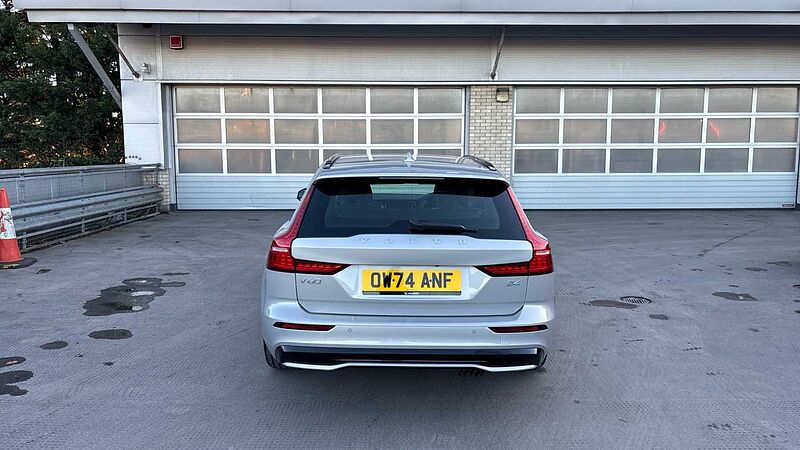 Volvo V60 Plus, B4 Mild hybrid, Petrol, Dark