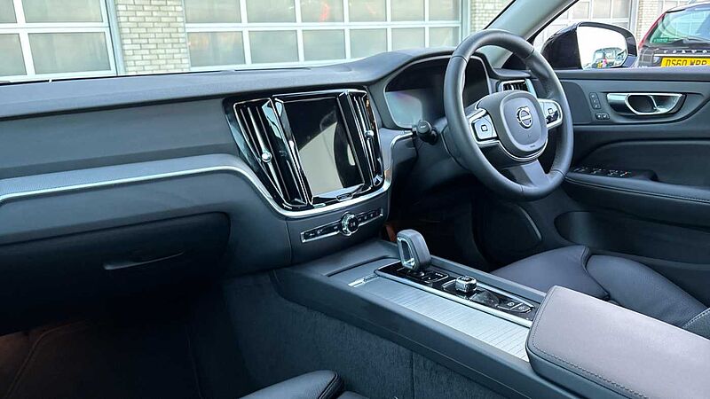 Volvo V60 Plus, B4 Mild hybrid, Petrol, Dark