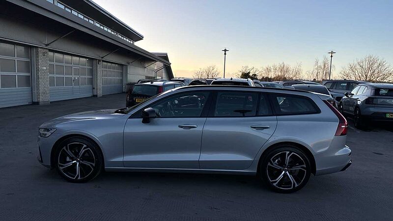 Volvo V60 Plus, B4 Mild hybrid, Petrol, Dark