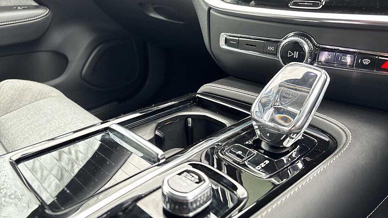 Volvo V60 Recharge Ultimate, T8 AWD Plug-in hybrid, Electric/Petrol, Dark