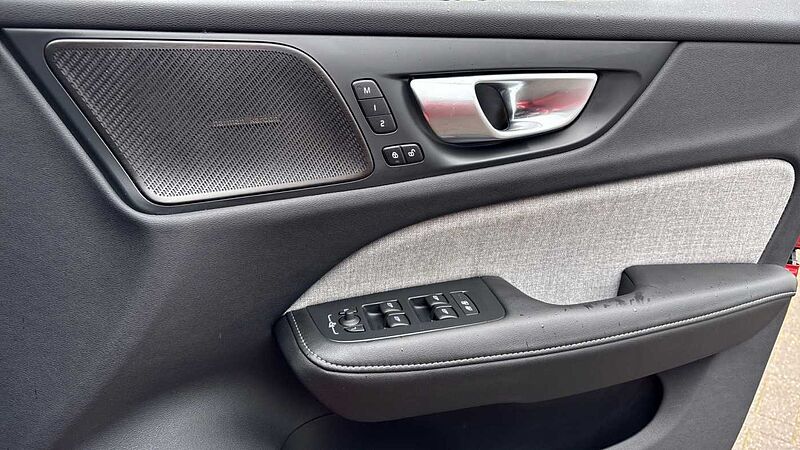 Volvo V60 Recharge Ultimate, T8 AWD Plug-in hybrid, Electric/Petrol, Dark