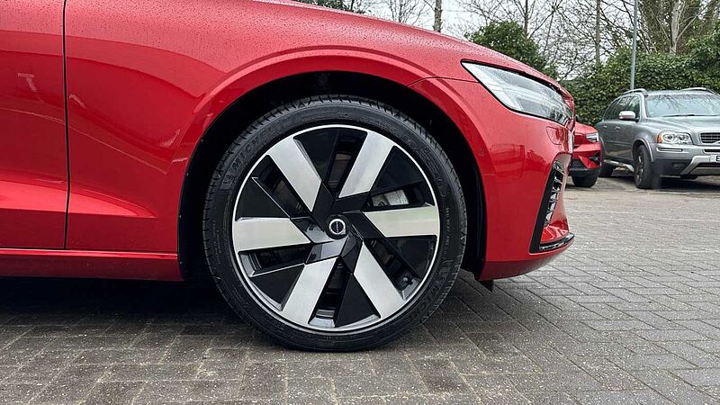 Volvo V60 Recharge Ultimate, T8 AWD Plug-in hybrid, Electric/Petrol, Dark