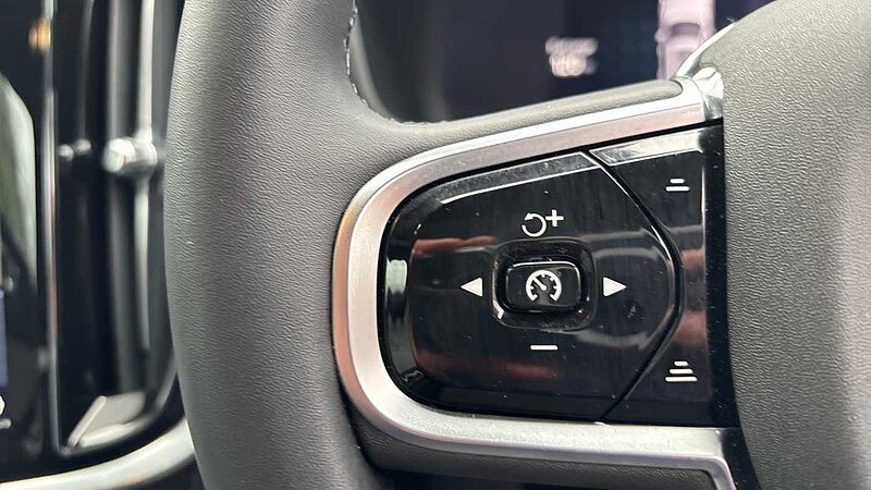 Volvo V60 Recharge Ultimate, T8 AWD Plug-in hybrid, Electric/Petrol, Dark