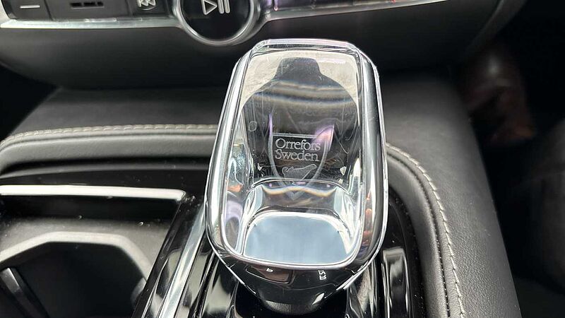 Volvo V60 Recharge Ultimate, T8 AWD Plug-in hybrid, Electric/Petrol, Dark