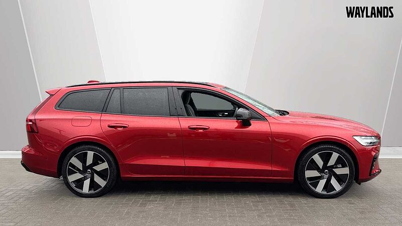 Volvo V60 Recharge Ultimate, T8 AWD Plug-in hybrid, Electric/Petrol, Dark