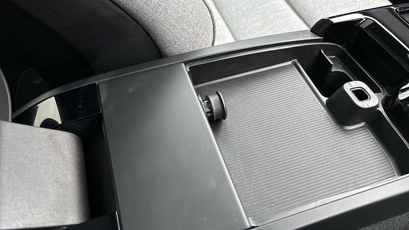Volvo V60 Recharge Ultimate, T8 AWD Plug-in hybrid, Electric/Petrol, Dark