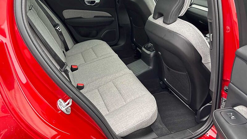 Volvo V60 Recharge Ultimate, T8 AWD Plug-in hybrid, Electric/Petrol, Dark