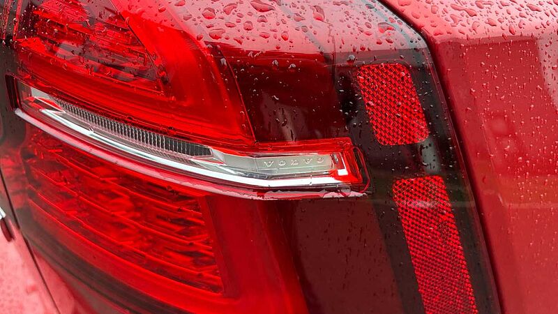 Volvo V60 Recharge Ultimate, T8 AWD Plug-in hybrid, Electric/Petrol, Dark