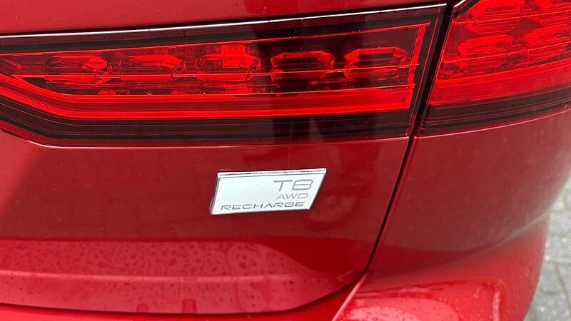 Volvo V60 Recharge Ultimate, T8 AWD Plug-in hybrid, Electric/Petrol, Dark