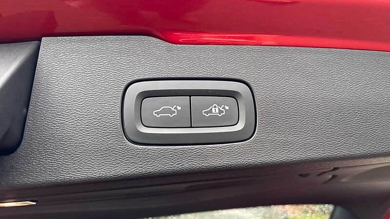 Volvo V60 Recharge Ultimate, T8 AWD Plug-in hybrid, Electric/Petrol, Dark