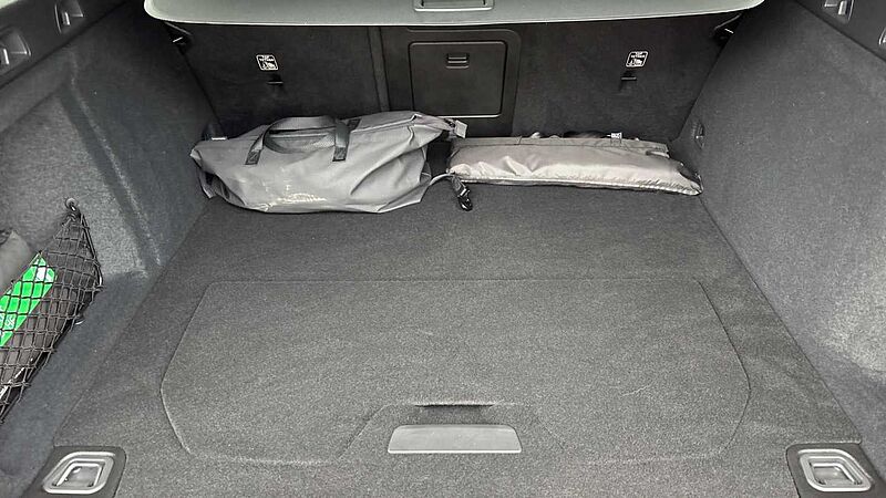 Volvo V60 Recharge Ultimate, T8 AWD Plug-in hybrid, Electric/Petrol, Dark