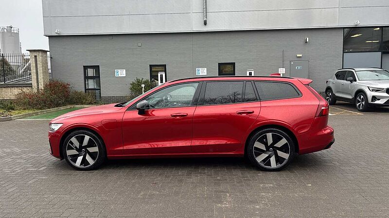 Volvo V60 Recharge Ultimate, T8 AWD Plug-in hybrid, Electric/Petrol, Dark