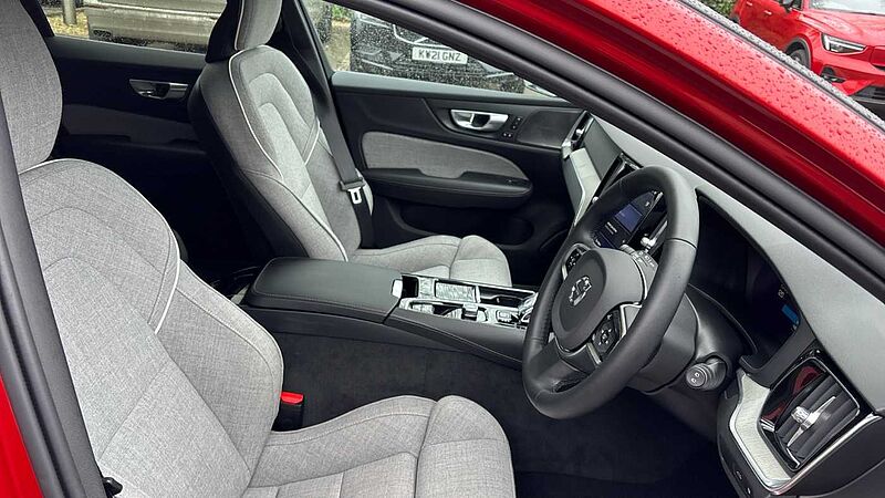 Volvo V60 Recharge Ultimate, T8 AWD Plug-in hybrid, Electric/Petrol, Dark