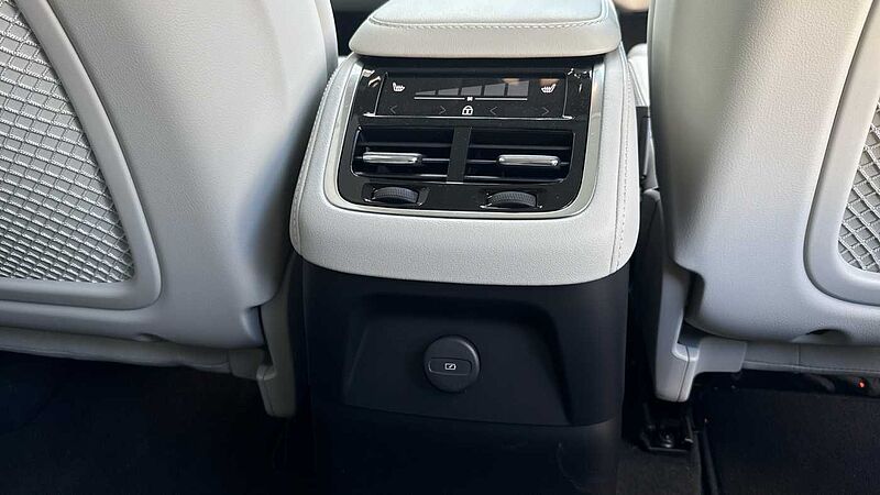 Volvo XC90 Ultra, T8 AWD Plug-in hybrid, Electric/Petrol, Dark, 7 Seats
