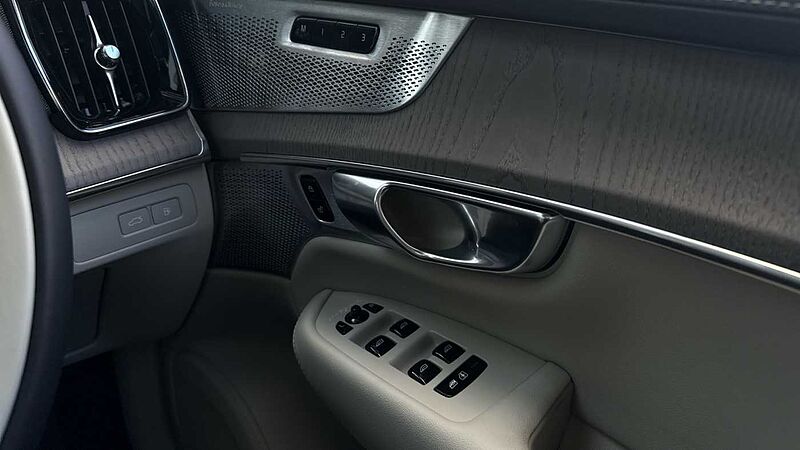 Volvo XC90 Ultra, T8 AWD Plug-in hybrid, Electric/Petrol, Dark, 7 Seats