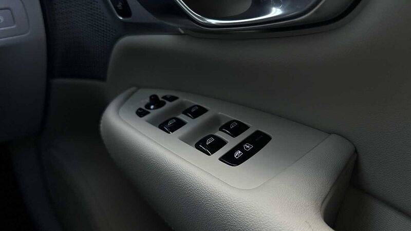 Volvo XC90 Ultra, T8 AWD Plug-in hybrid, Electric/Petrol, Dark, 7 Seats