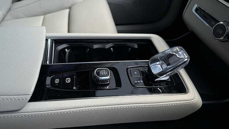 Volvo XC90 Ultra, T8 AWD Plug-in hybrid, Electric/Petrol, Dark, 7 Seats