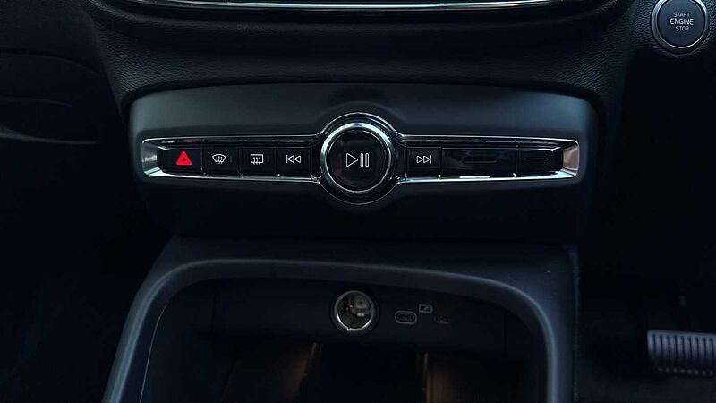 Volvo XC40 Ultra, B4 Mild hybrid, Petrol, Dark