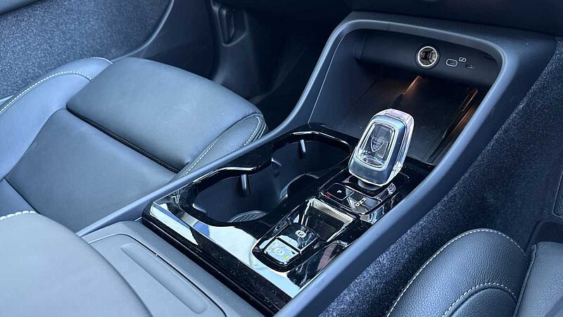 Volvo XC40 Ultra, B4 Mild hybrid, Petrol, Dark