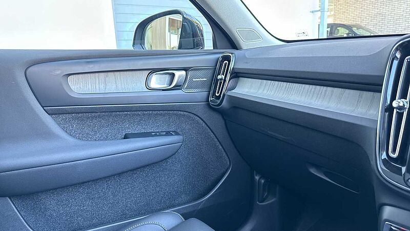 Volvo XC40 Ultra, B4 Mild hybrid, Petrol, Dark