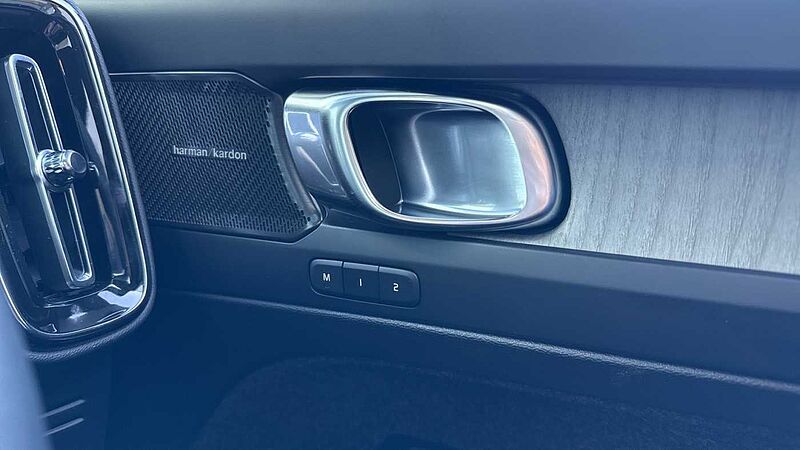 Volvo XC40 Ultra, B4 Mild hybrid, Petrol, Dark