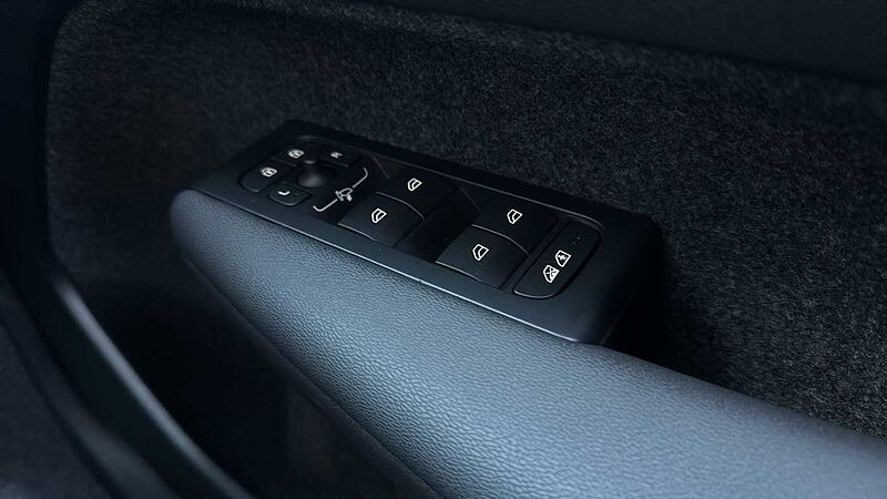 Volvo XC40 Ultra, B4 Mild hybrid, Petrol, Dark